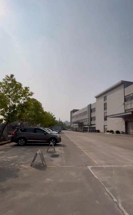 万江南城仓库大平层标准厂房两台3吨货梯电容大2个标准卸货平台