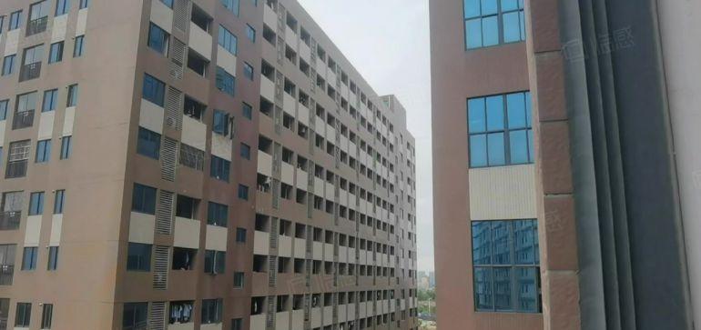 建面50万平方，一楼层810米，玻璃幕墙形象很好，实际面积