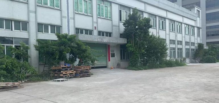 桥头镇新出二层独院厂房5000平方米，周边配套齐全。