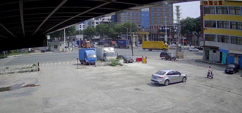 空地大，厂房高，主干道，十字路口红绿灯，周边工业环绕