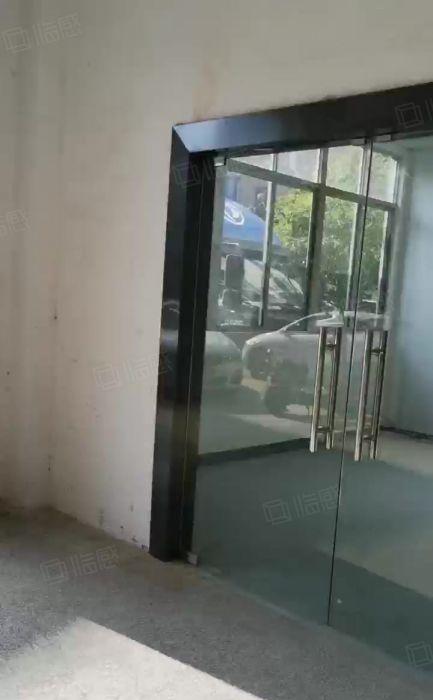 厚街新出800平原房东一楼厂房出租，层高5.5米，水电齐全