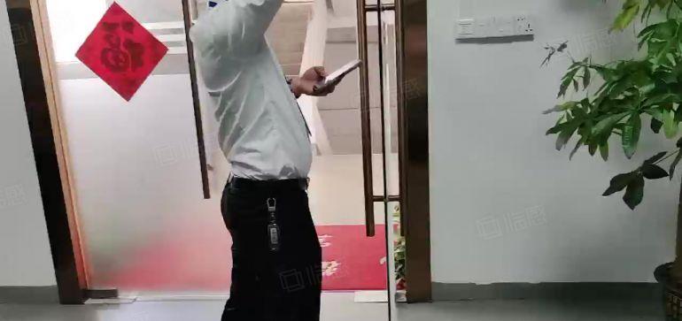 凤岗雁田3楼1350平厂房出租，精装修办公室，好招工