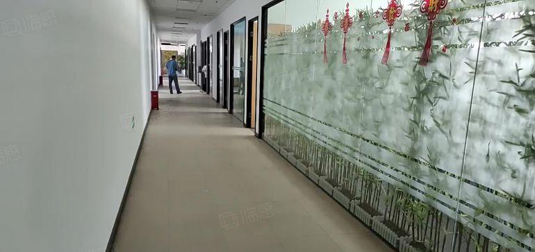 凤岗五联楼上1360平厂房出租低价16元豪华装修