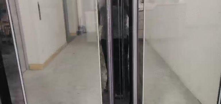 三中村楼上690平精装修厂房出租，现成水电办公室，好招工