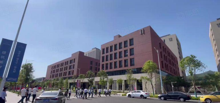 西乡地铁口3楼1800平厂房出租带精装修办公室车间