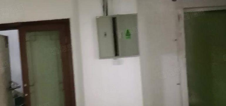 西乡鹤洲西区工业园楼上1200平，筒装，有办公室，双电梯前后