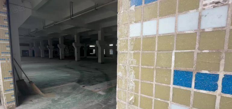 沙井后亭工业区7栋一楼1500平带有豪华装修空地超大可分租