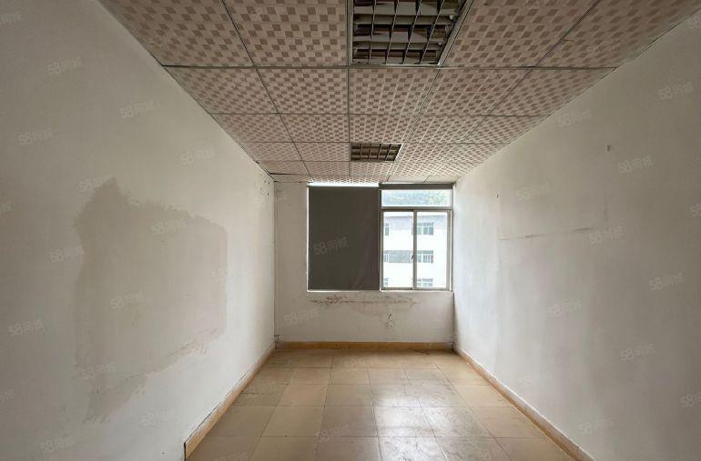 特价25西乡固戍工业区，电梯口带装修独立半层370平厂房出租