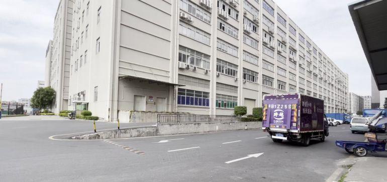 石岩高速路口红本楼上整层2000平精装无尘车间出租