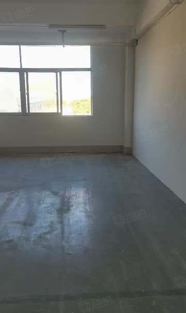 地铁口厂房出租，可做电商，直播，仓库，加工等，有车位好停车