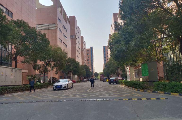 西乡地铁口旁工业区楼上800平厂房出租带现成装修可以拎包入住