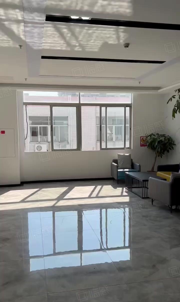兴东地铁口，业主直租。位于宝安新安五号线，交通便利。