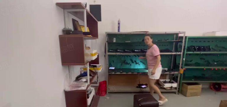 西乡鹤洲工业区，电梯口位置，带装修420平厂房出租，租金便宜