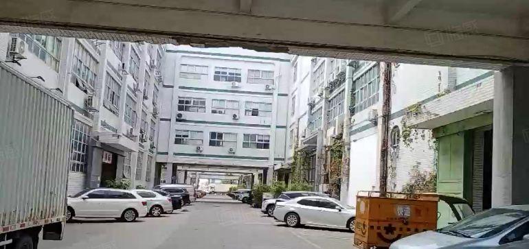 石岩新出楼上2楼1360平米带装修厂房出租，现成水电办公室