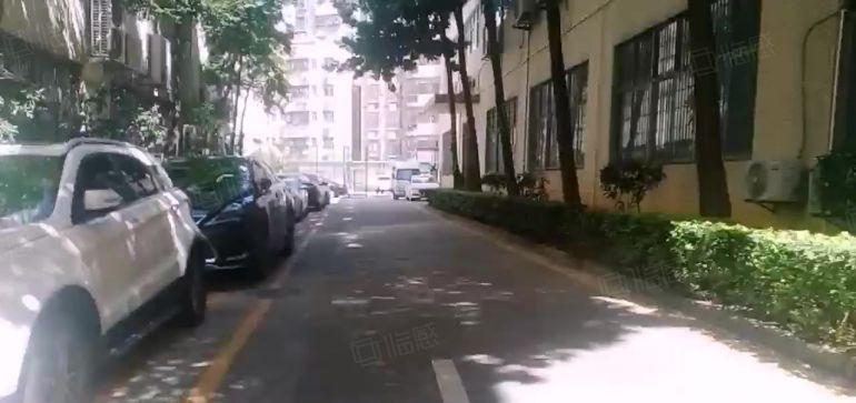 石岩北环新出楼上1380平米精装修无尘车间原房东出租