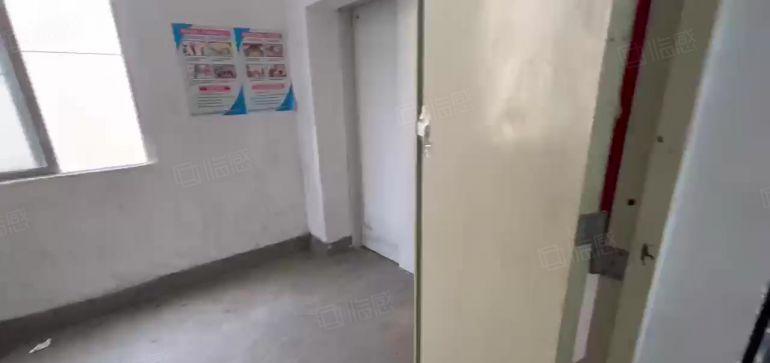 西乡，固戍大门附近，楼上带装修370平厂房出租，拎包即可使用