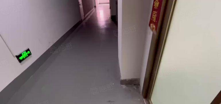 西乡鹤洲恒丰附近，大型工业园，带装修400平650平厂房出租