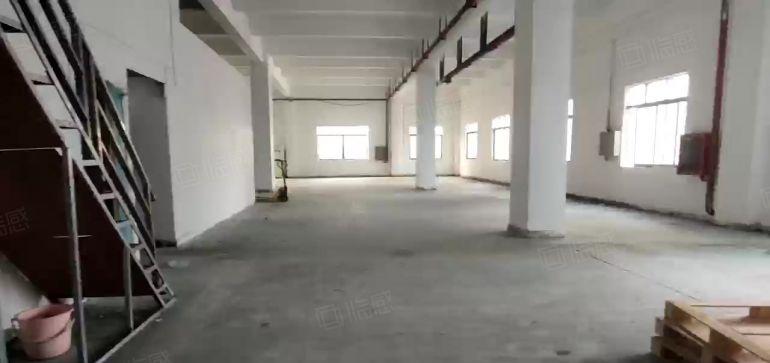 西乡，固戍一路边，大型工业园，一楼带阁楼650平装修厂房出租