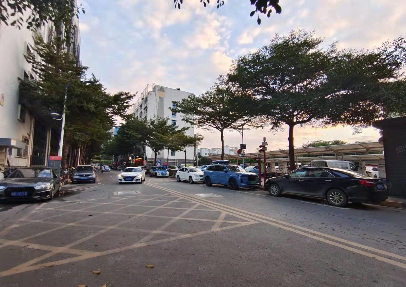 龙华民治地铁口附近新出楼上2380平厂房出租