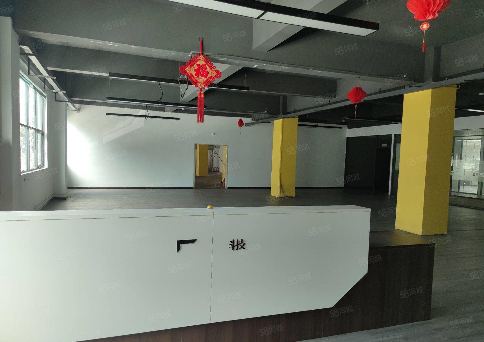 龙华双地铁站，整层1400平，现成装修，仓库加办公，停车方便