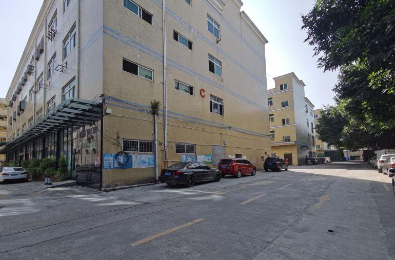龙华区福城街道竹村地铁口附近楼上带装修厂房出租，水电齐全