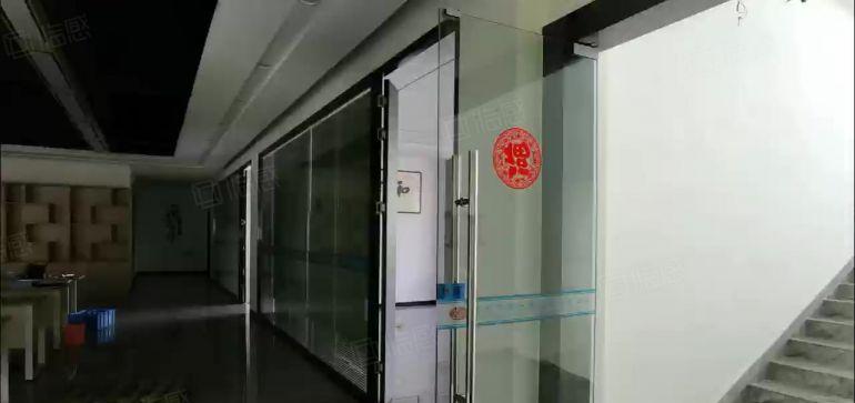 龙华观澜竹村地铁口楼上带装修厂房出租可分租，面积2200平米