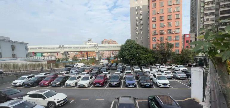 龙华地铁口560平，豪华装修，水电齐全，30块一平