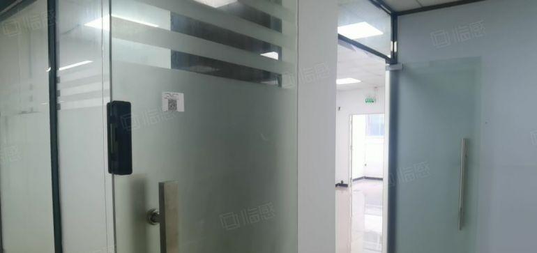 原房东精装修办公室出租，全景落地窗，位置安静