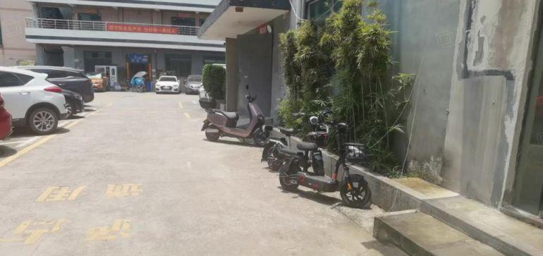 龙华大浪南路附近一楼厂房300平，1加1格局，能进大车