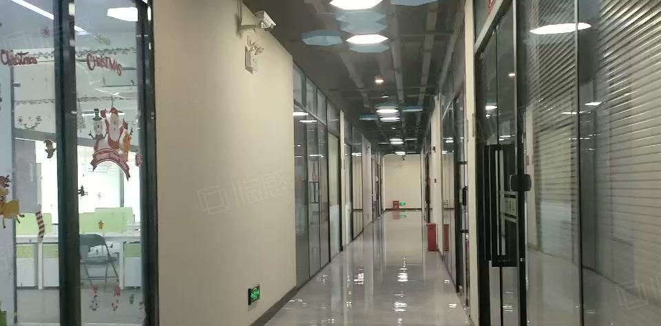 深圳龙华汽车站附近楼上610平精装办公室厂房出租。