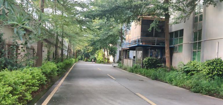 观澜牛湖地铁口园区二楼1000平地坪漆厂房出租，500起分租