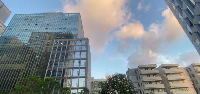 享政府补贴全新工业上楼厂房总体量2万平米，大小可分精装交付。