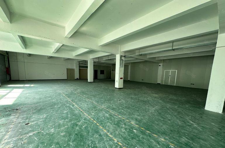 平湖富民工业区楼上整层面积3380平米，带玻璃隔间办公室