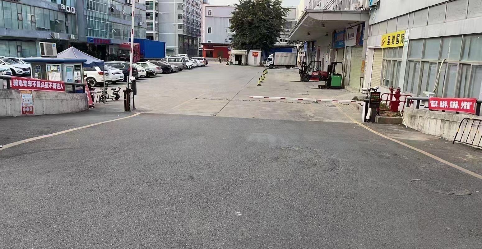 坂田华为地铁口一楼2300平可分租空地大