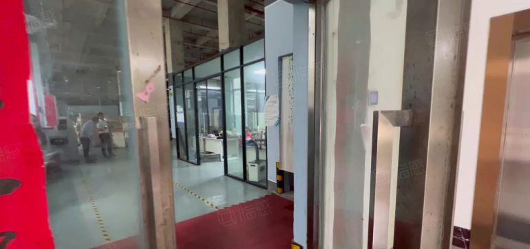 低价出租中心城南联工业区楼上厂房1500平方米有现成装修