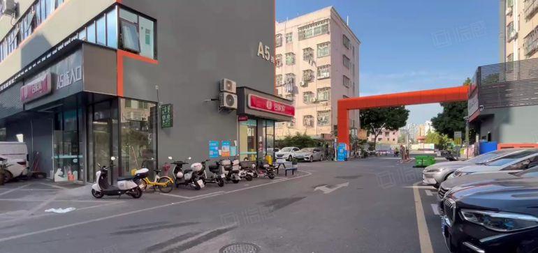龙岗龙城广场地铁站旁电商园新出楼上300平带家私办公室出租