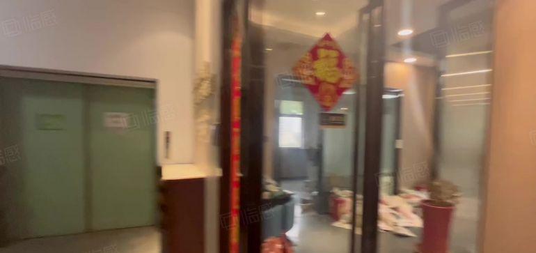 出租六约塘坑地铁口附近电商办公500平米，现成直播装修