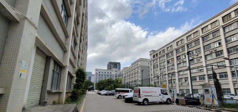 布吉原房东全新红本厂房一楼1200平方实际面积出租.