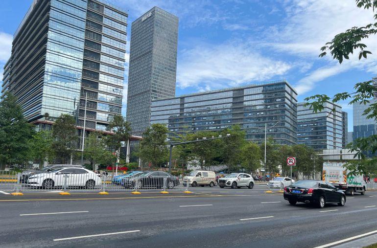 龙岗大运地铁口原房东红本厂房750平可分租可办公可注册易招工