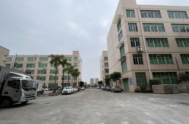 深圳龙岗工业园楼上整层1800平厂房出租配3吨货梯空地大免佣