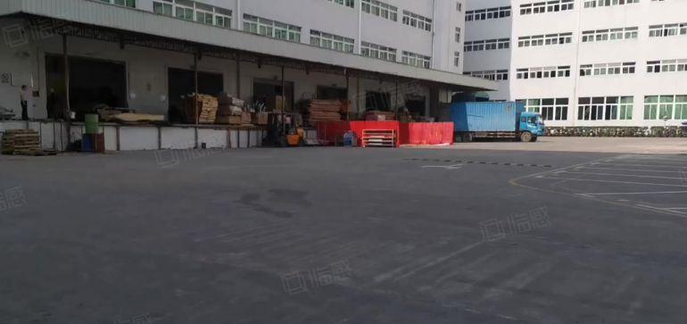 宝龙科技城，一房东红本厂房仓库出租，带卸货平台，空地超大