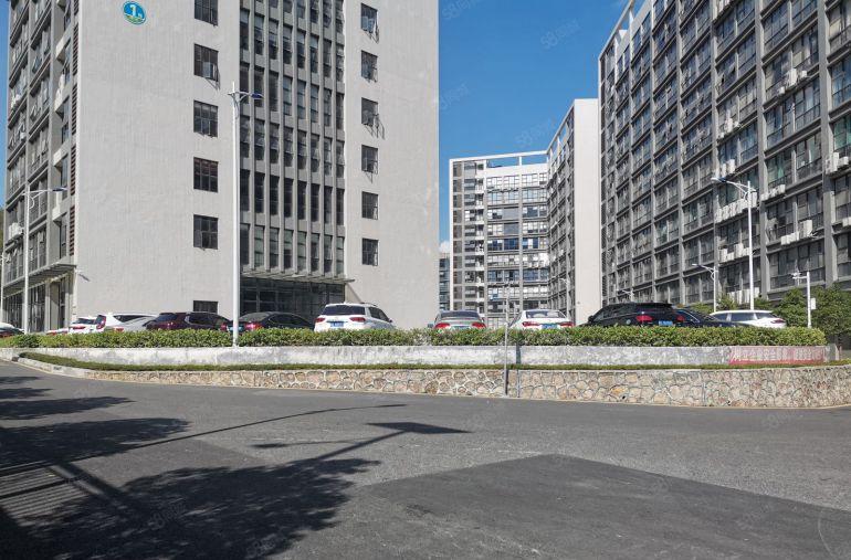 龙岗宝龙高新科技产业园原房东红本3楼800平方带装修大小可分