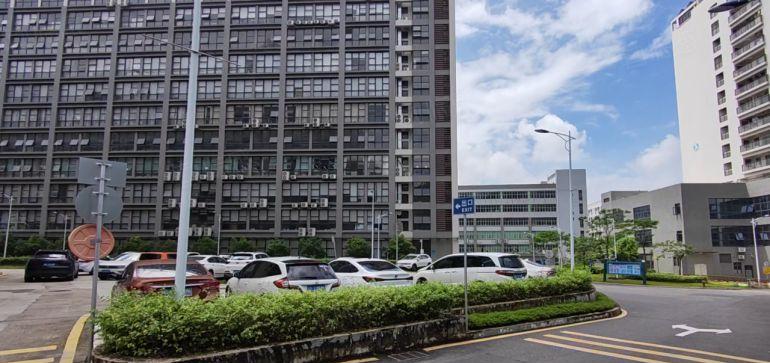 180平龙岗布吉南岭大芬地铁口50米精装办公室  41格局