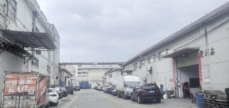 光明高速口独栋5600平可分租空地大出门主干道一楼可挂行车。