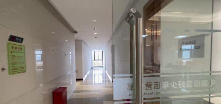 光明凤凰城地铁口 精装修200平5加1格局 带红本物业直租