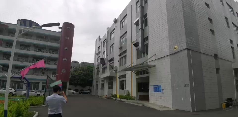 坪山坑梓重工业一楼600平外环高速路口边，距离居民区800米